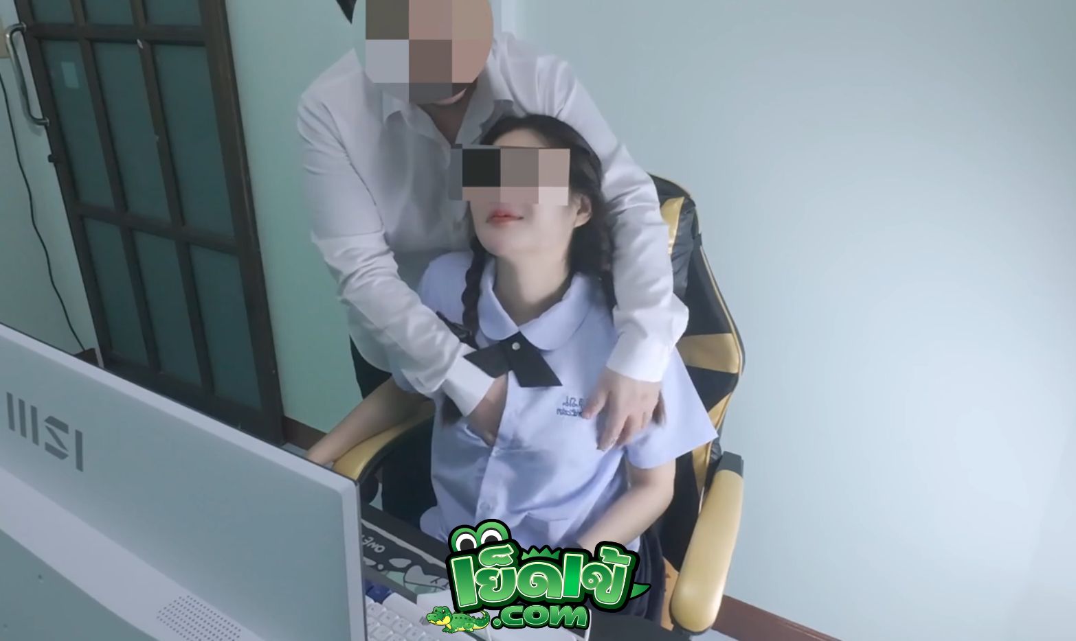 คลิปหลุด Onlyfans NinewThaiCute นินิว โดนรุ่นพี่ จัดคาชุดนักเรียน หีชมพู ยกขาซอยบนโต๊ะคอมรัวๆ อย่างเดือด กระแทกทีครางลั่นห้อง เย็ดกันมันส์ชิบหาย